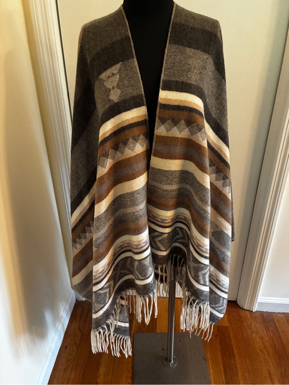 Vince Camuto Ruana Wrap o/s EUC